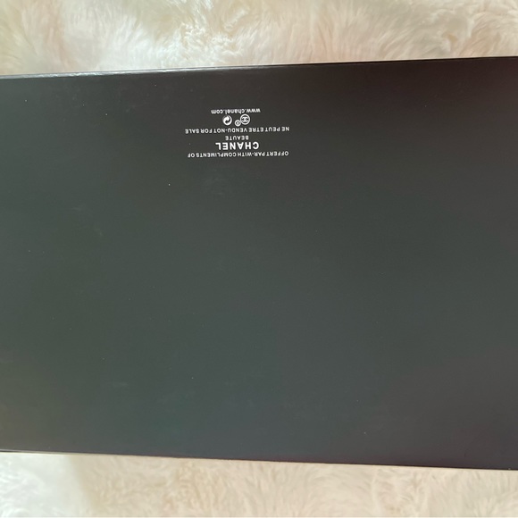 Black make up pouch bag from Chanel Beauty range. - Picture 3 of 4